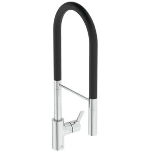 Küchenarmatur mit einem schlanken, gebogenen Auslauf und einem Hebelmischer in Chrom. Das Produkt stammt von Ideal Standard.